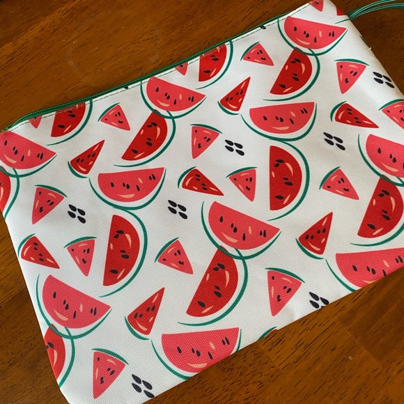 Makeup/Cosmetic Bag you can take to the beach. - Picture 3 of 5